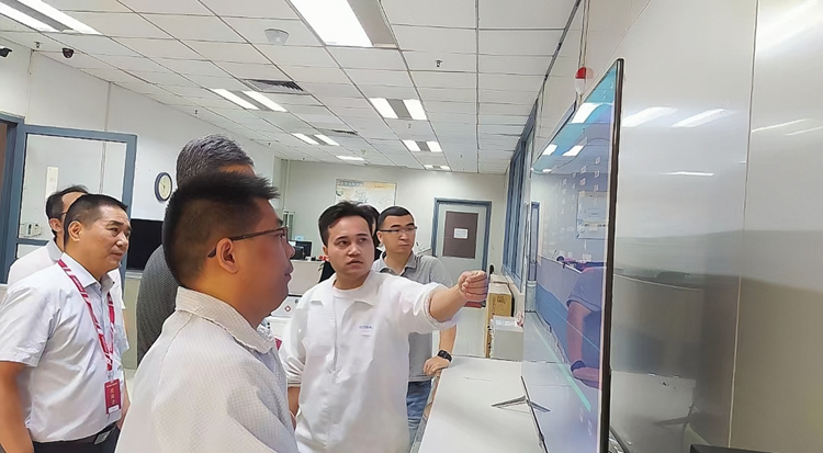 技术专家向评审员讲解公司测试能力
