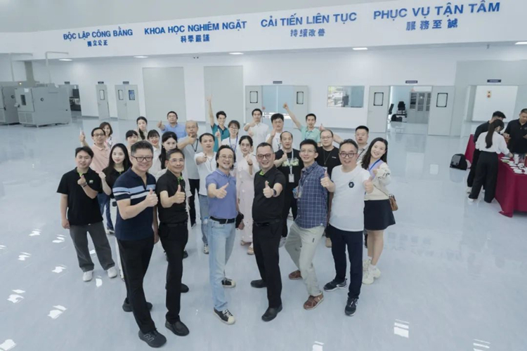 优尔鸿信越南检测中心员工大合照